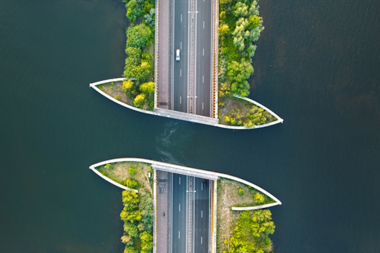 Navigable water bridge