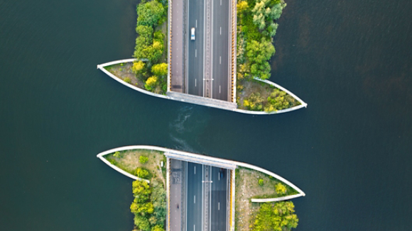 Navigable water bridge