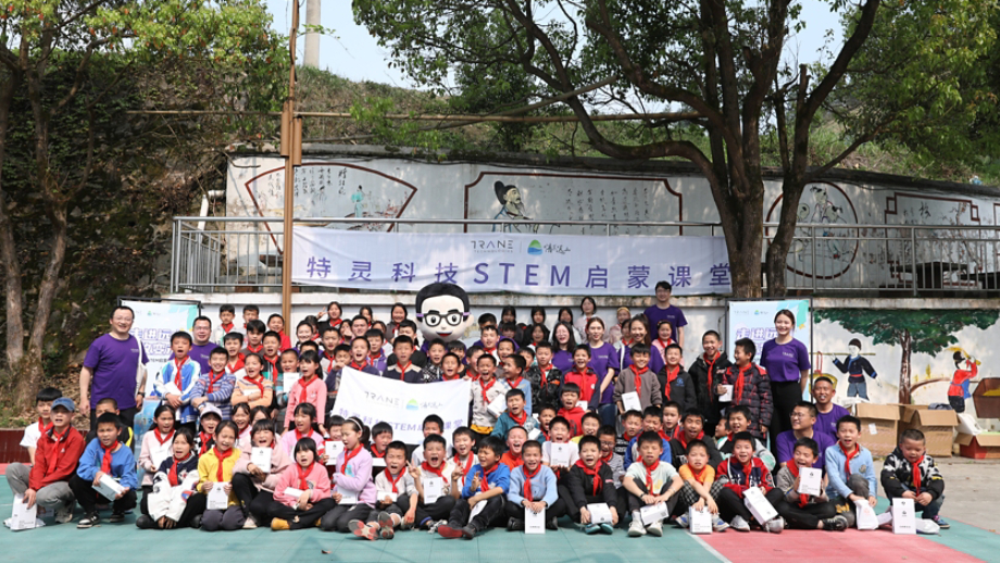 China STEM group photo with volunteers and children