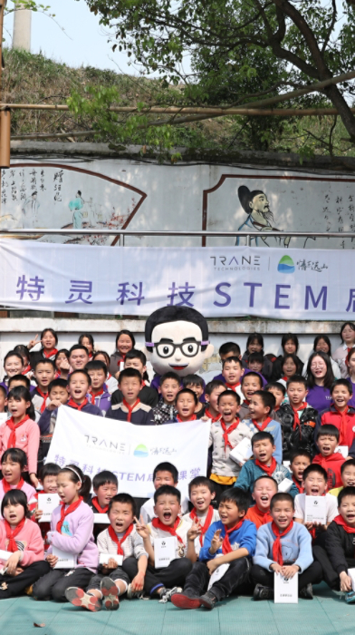 China STEM group photo with volunteers and children