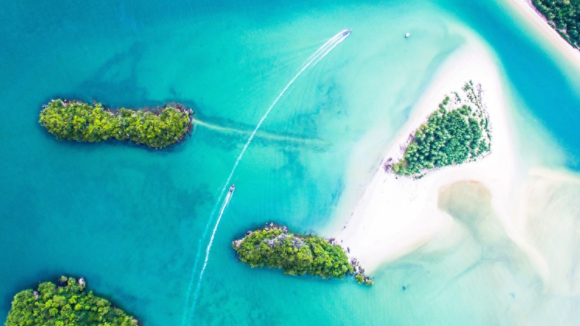 Ocean with some islands and boats