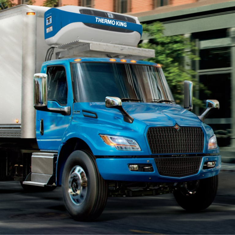 e1000 electric refrigeration unit on blue truck with white trailer, side view