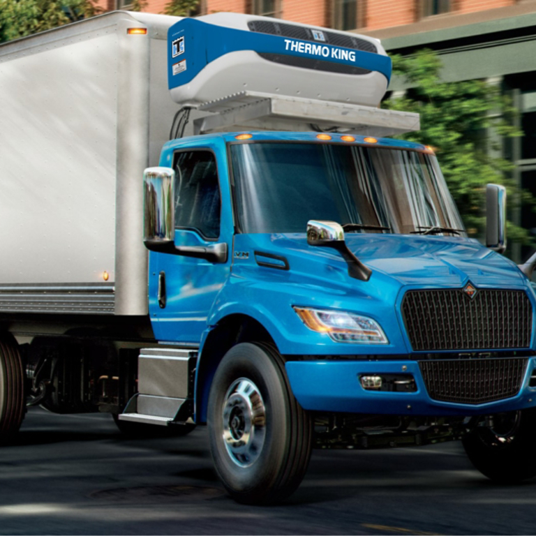 e1000 electric refrigeration unit on blue truck with white trailer, side view